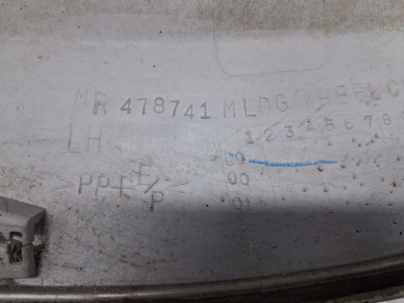 Накладка крыла передняя левая Pajero Wagon 1999-2006 3 3.2 Дизель 4M41