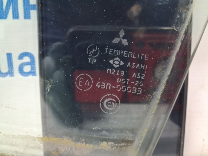 Стекло двери переднее левое Mitsubishi Pajero Wagon 3 3.2 Дизель 4M41