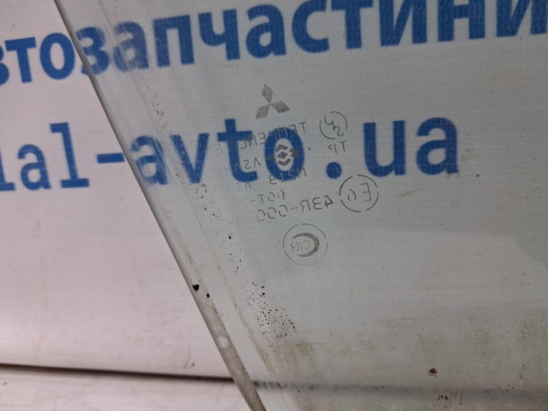 Стекло двери переднее правое Mitsubishi Pajero Wagon 3 3.2 Дизель 4M41