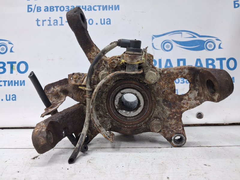 Кулак поворотный левый со ступицей Mitsubishi Pajero Wagon 1999-2006 3 3.2 Дизель 4M41 MR374501 Б/У