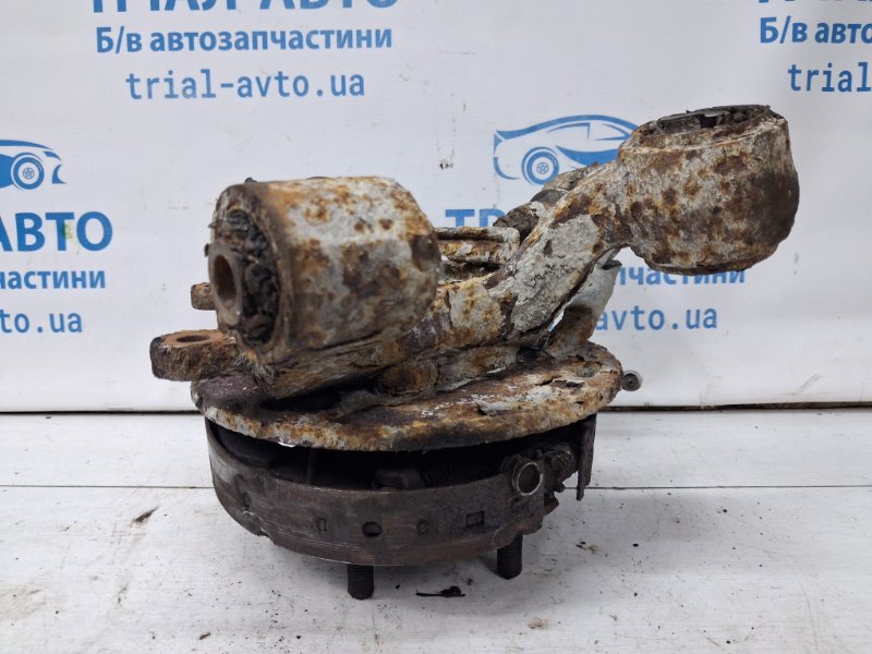 Цапфа задняя левая со ступицей Mitsubishi Pajero Wagon 3 3.2 Дизель 4M41