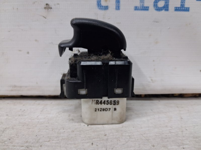 Кнопка стеклоподъемника Mitsubishi Pajero Wagon 1999-2006 3 3.2 Дизель 4M41 MR445659 Б/У