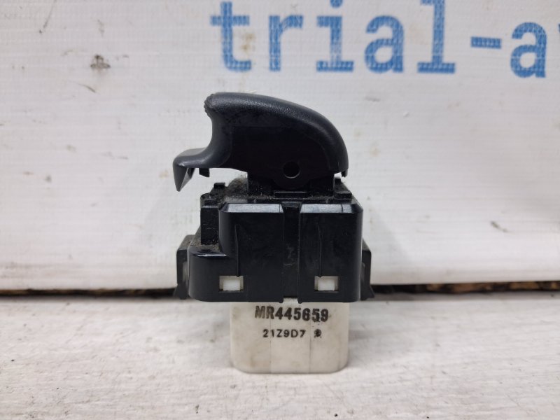 Кнопка стеклоподъемника Mitsubishi Pajero Wagon 1999-2006 3 3.2 Дизель 4M41 MR445659 Б/У