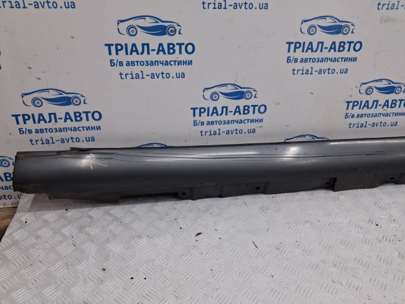 Накладка порога внешняя правая Toyota Avensis T25 2.2 diesel 2ADFTV