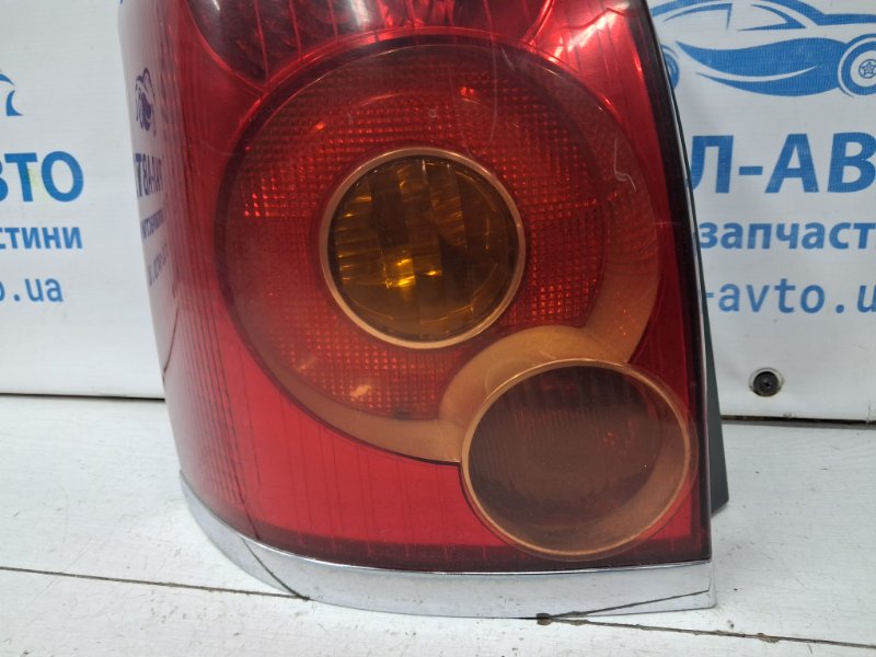 Фонарь задний внешний левый Toyota Avensis T25 2.2 diesel 2ADFTV