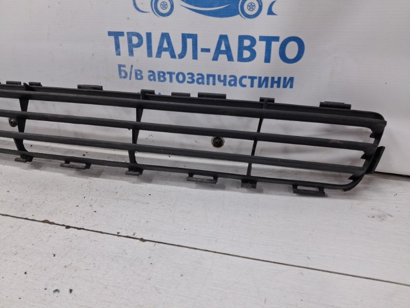Решетка бампера центральная Toyota Avensis T25 2.2 diesel 2ADFTV