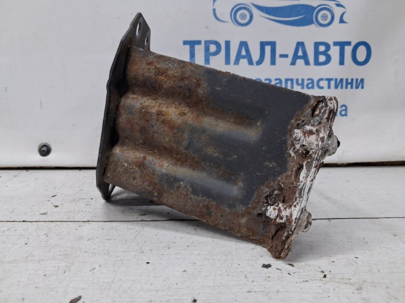 Кронштейн усилителя заднего бампера правый Avensis 2002-2010 T25 2.2 diesel 2ADFTV