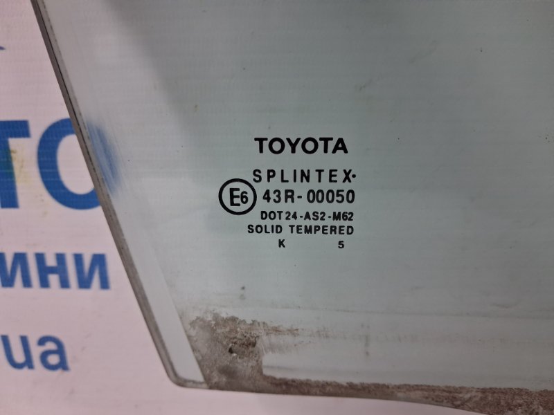 Стекло двери переднее правое Toyota Avensis T25 2.2 diesel 2ADFTV