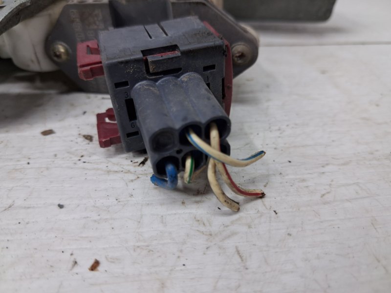 Стеклоподъемник передний левый Toyota Avensis T25 2.2 diesel 2ADFTV