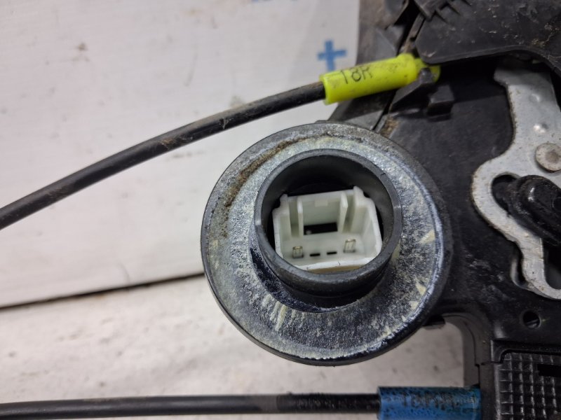 Замок двери задний правый Avensis 2002-2010 T25 2.2 diesel 2ADFTV