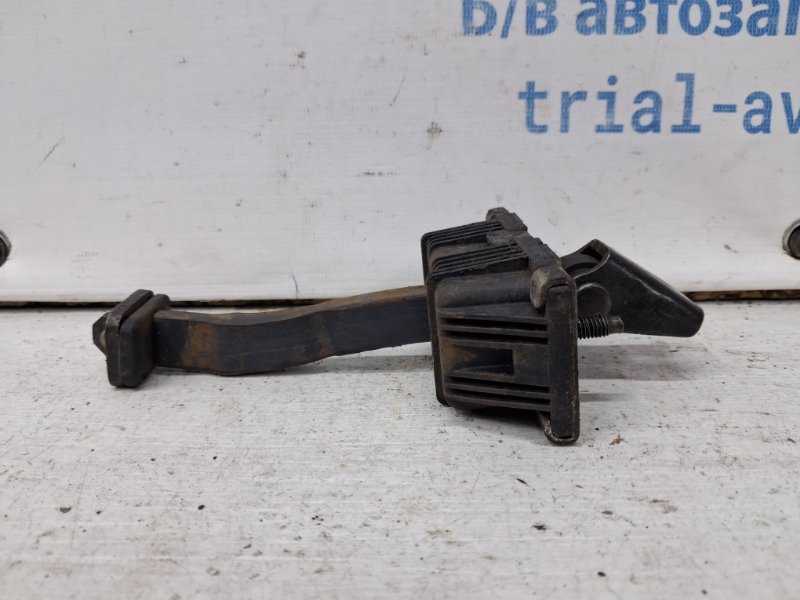 Ограничитель двери задний правый Toyota Avensis 2002-2010 T25 2.2 diesel 2ADFTV 6863005040 Б/У