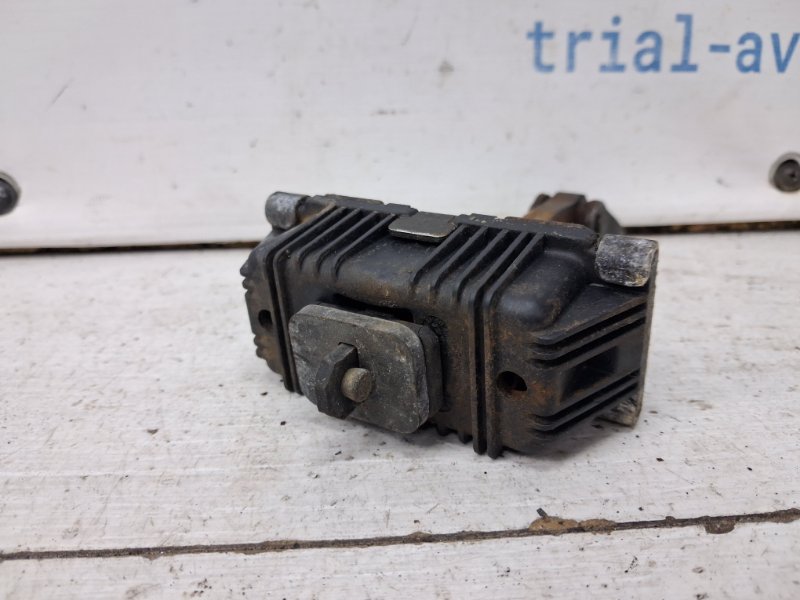 Ограничитель двери передний левый Avensis 2002-2010 T25 2.2 diesel 2ADFTV