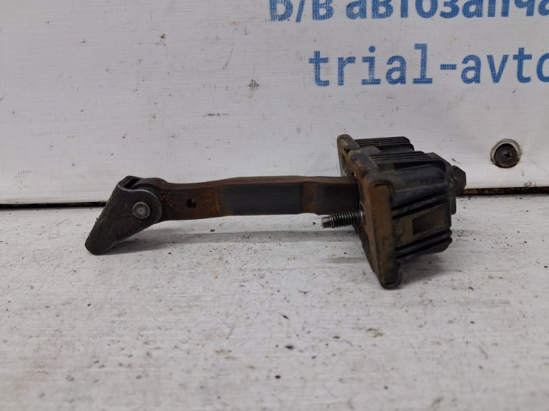 Ограничитель двери передний правый Toyota Avensis 2002-2010 T25 2.2 diesel 2ADFTV 6861005040 Б/У