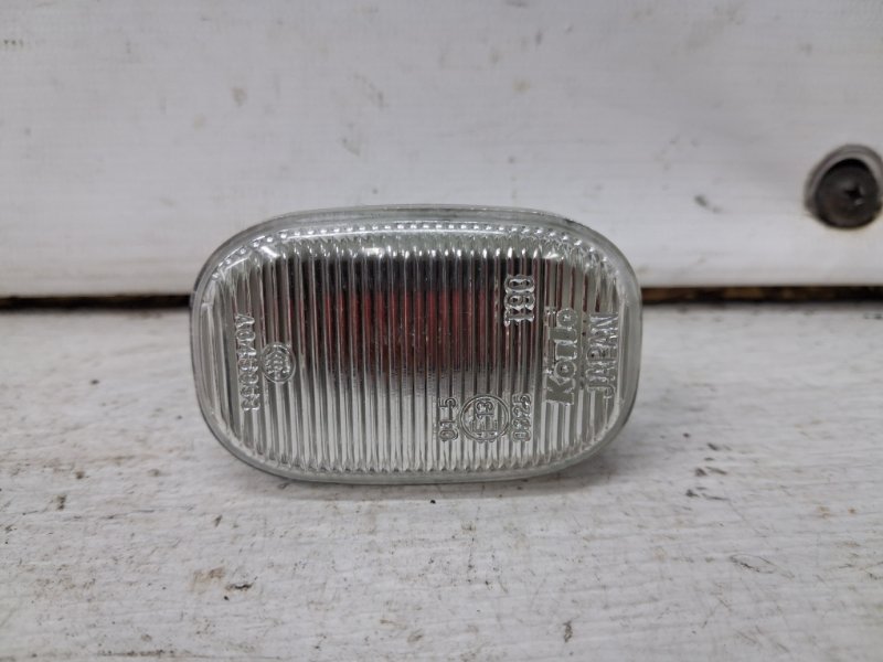 Повторитель поворотника Toyota Avensis 2002-2010 T25 2.2 diesel 2ADFTV 8173005041 Б/У