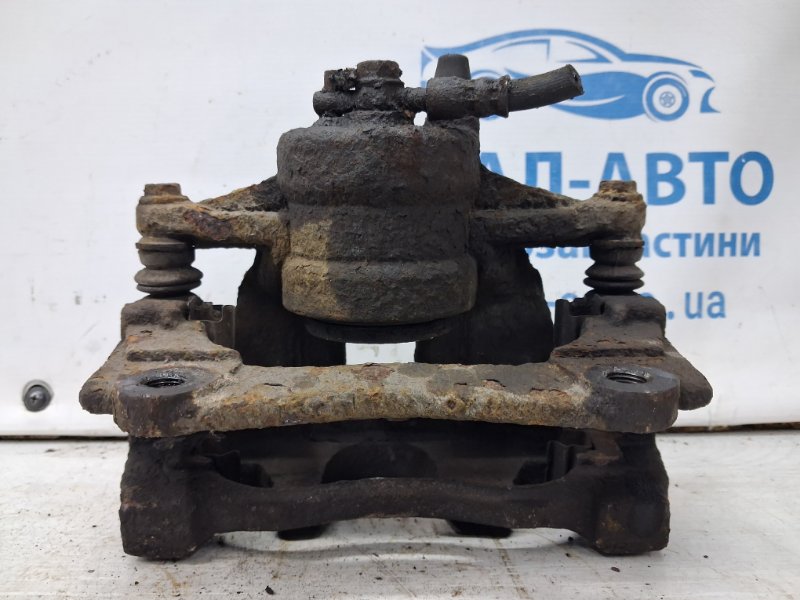 Суппорт передний правый Avensis 2002-2010 T25 2.2 diesel 2ADFTV