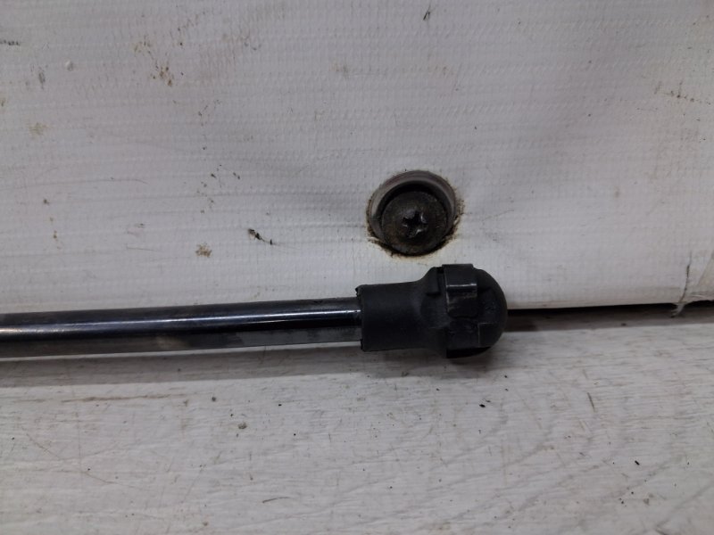 Амортизатор крышки багажника Toyota Avensis T25 2.2 diesel 2ADFTV