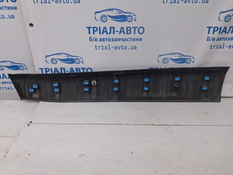 Накладка двери передняя правая Cherokee 2013-2019 KL 3.2 бензин EHK Накладка двери передняя правая Cherokee 2013-2019 KL 3.2 бензин EHK