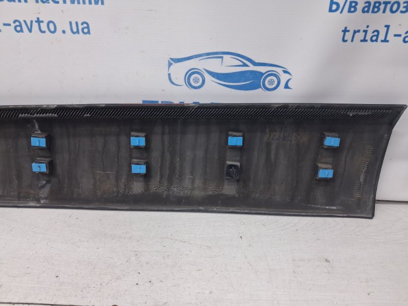 Накладка двери передняя правая Cherokee 2013-2019 KL 3.2 бензин EHK Накладка двери передняя правая Cherokee 2013-2019 KL 3.2 бензин EHK