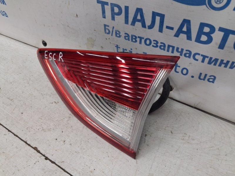 Фонарь задний внутренний правый Ford Escape 3 2.0 бензин ENR90