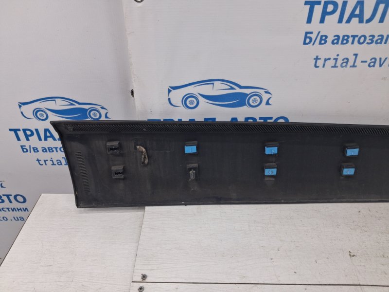 Накладка двери передняя левая Cherokee 2013-2019 KL 2.4 бензин ED6 Накладка двери передняя левая Cherokee 2013-2019 KL 2.4 бензин ED6