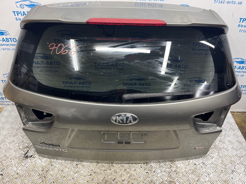 Крышка багажника Kia Sorento UM 2.4 бензин G4KJ Крышка багажника Kia Sorento UM 2.4 бензин G4KJ
