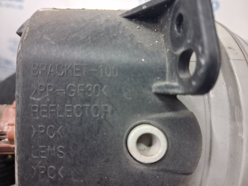 Фара противотуманная правая Cherokee 2013-2019 KL 2.4 бензин ED6 Фара противотуманная правая Cherokee 2013-2019 KL 2.4 бензин ED6