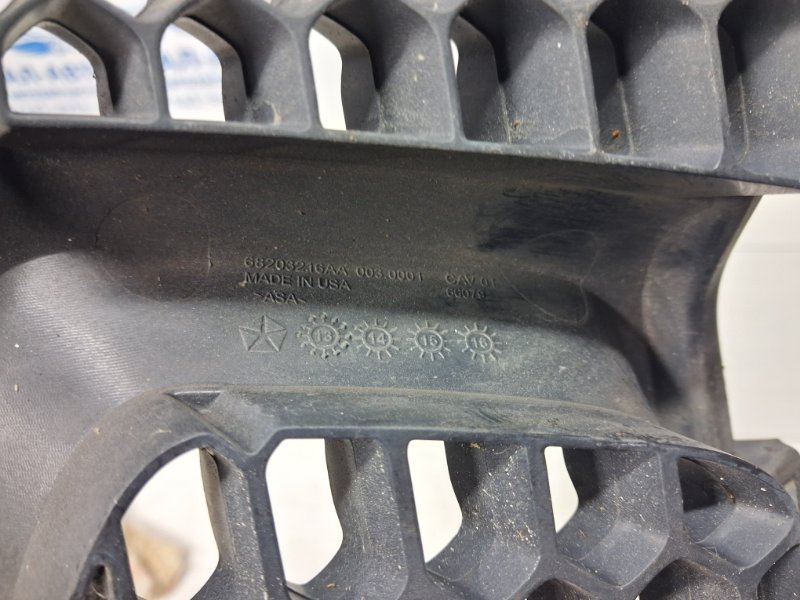 Решетка бампера центральная Cherokee 2013-2019 KL 2.4 бензин ED6 Решетка бампера центральная Cherokee 2013-2019 KL 2.4 бензин ED6