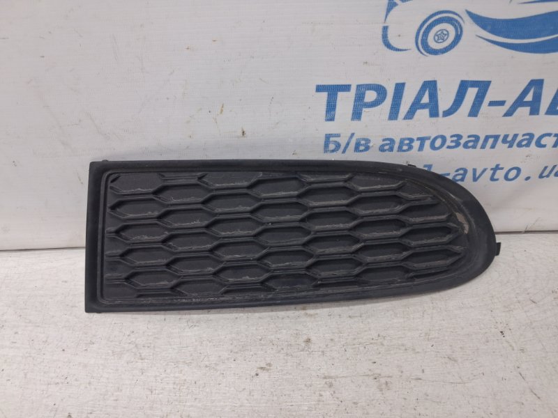 Запчасть решетка противотуманки левая Dodge Journey 2007-2020 1 2.4 бензин ED3 68079853AA Б/У Решетка противотуманки левая Dodge Journey 2007-2020 1 2.4 бензин ED3 68079853AA Б/У