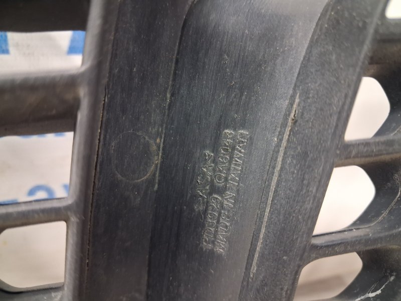 Решетка бампера центральная Cherokee 2013-2019 KL 3.2 бензин EHK