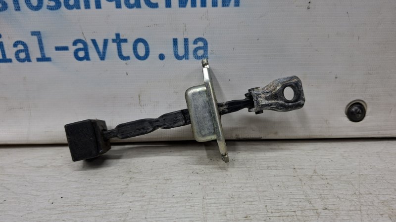 Ограничитель двери передний правый Mitsubishi Lancer 10 2.0 бензин 4B11 Ограничитель двери передний правый Mitsubishi Lancer 10 2.0 бензин 4B11