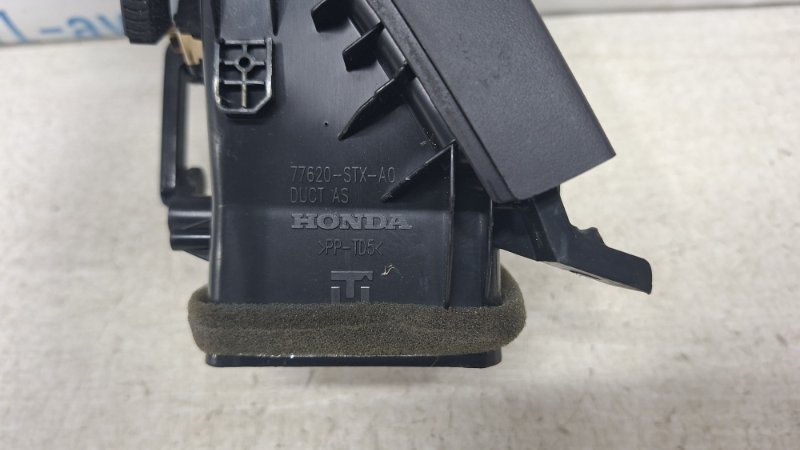Дефлектор обдува правый MDX 2006-2013 YD2 3.7 бензин J37A1