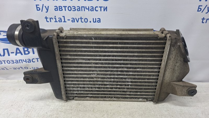 Запчасть радиатор интеркуллера Mitsubishi L200 2006-2015 KB 2.5 дизель 4D56U MN135001 Б/У Радиатор интеркуллера Mitsubishi L200 2006-2015 KB 2.5 дизель 4D56U MN135001 Б/У