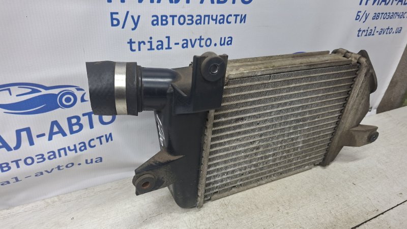 Радиатор интеркуллера Mitsubishi L200 KB 2.5 дизель 4D56U Радиатор интеркуллера Mitsubishi L200 KB 2.5 дизель 4D56U