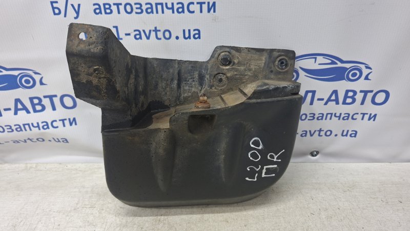 Брызговик передний правый Mitsubishi L200 2006-2015 KB 2.5 дизель 4D56U MN117448 Б/У