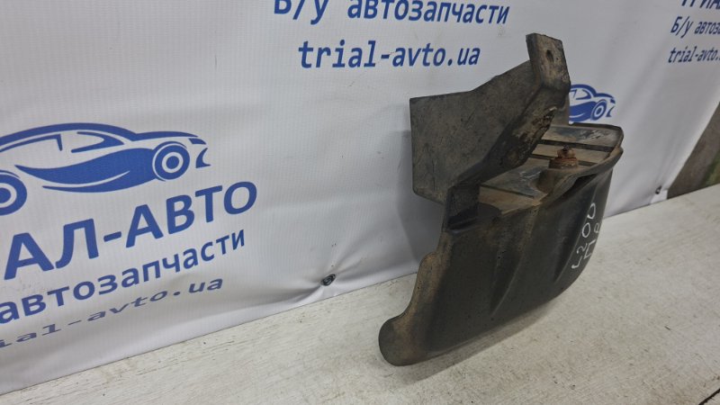 Брызговик передний правый Mitsubishi L200 KB 2.5 дизель 4D56U