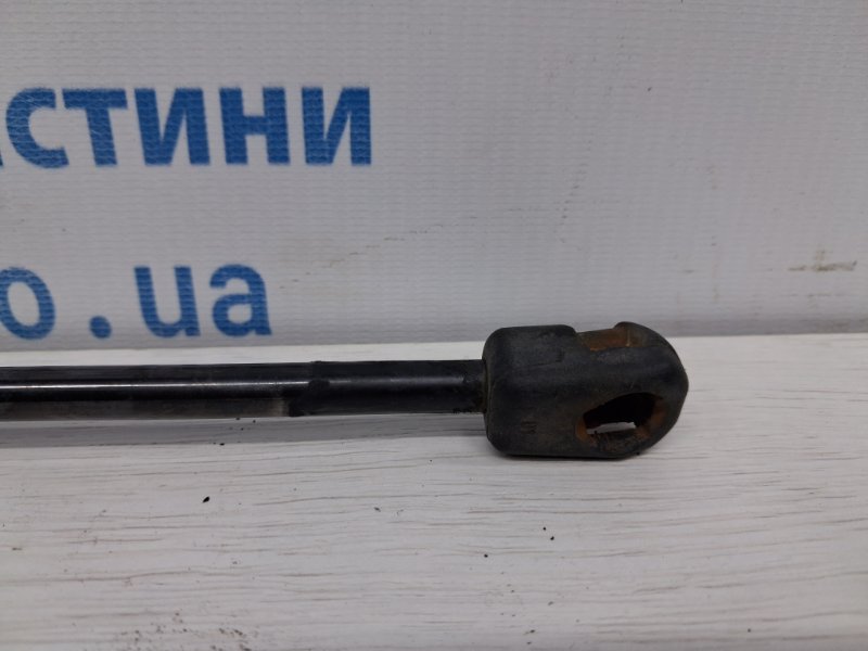Амортизатор крышки багажника Tucson 2004-2009 JM 2.0 бензин G4GC Амортизатор крышки багажника Tucson 2004-2009 JM 2.0 бензин G4GC