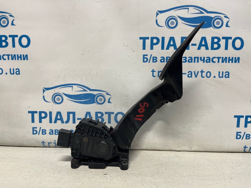 Запчасть педаль газа Jeep Cherokee 2013-2019 KL 3.2 бензин EHK 4581652AD Б/У Педаль газа Jeep Cherokee 2013-2019 KL 3.2 бензин EHK 4581652AD Б/У