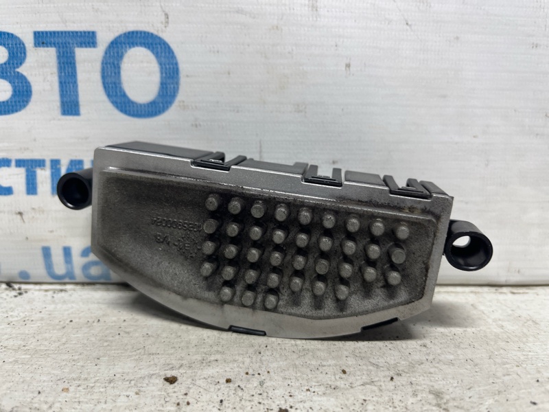 Запчасть резистор печки Jeep Cherokee 2013-2019 KL 2.4 бензин ED6 68223049AA Б/У Резистор печки Jeep Cherokee 2013-2019 KL 2.4 бензин ED6 68223049AA Б/У