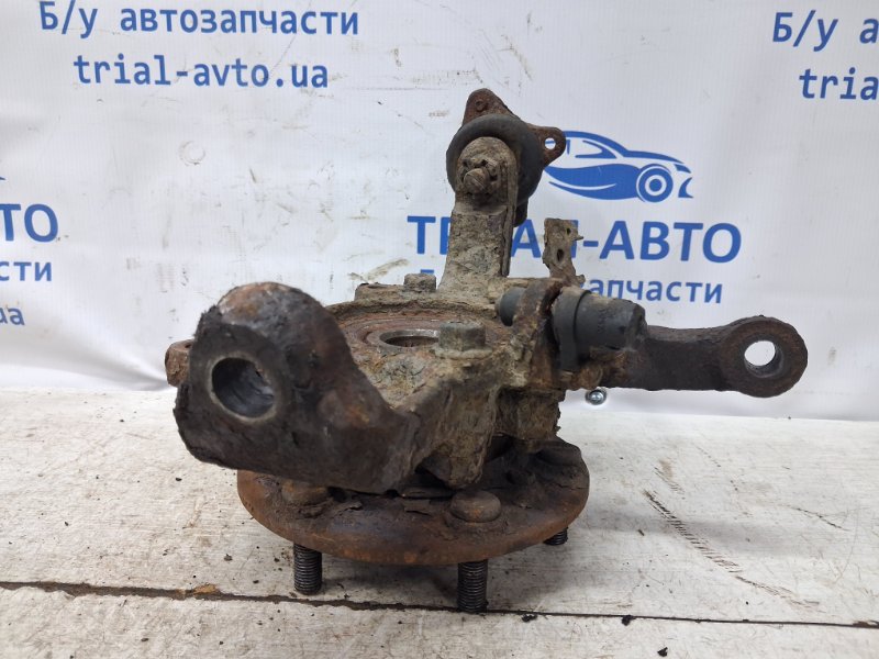 Кулак поворотный левый со ступицей Mitsubishi L200 KB 2.5 дизель 4D56U Кулак поворотный левый со ступицей Mitsubishi L200 KB 2.5 дизель 4D56U