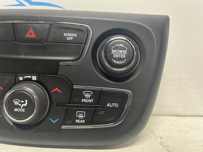 Панель управления радио и климатом Jeep Compass MP 2.4 бензин EDE