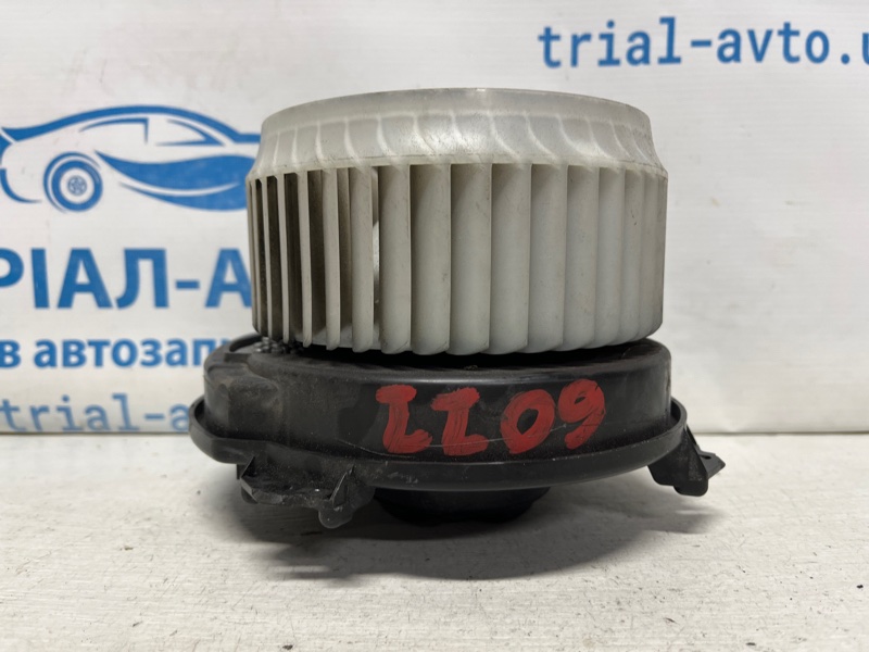 Запчасть вентилятор печки Jeep Cherokee 2013-2019 KL 3.2 бензин EHK 68223053AC Б/У Вентилятор печки Jeep Cherokee 2013-2019 KL 3.2 бензин EHK 68223053AC Б/У