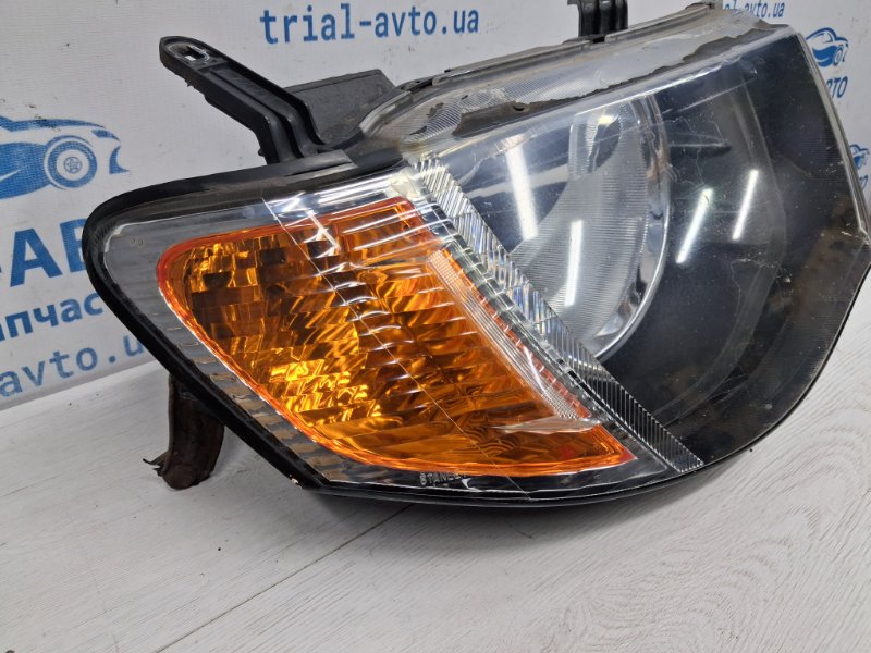 Фара правая Mitsubishi L200 KB 2.5 дизель 4D56U Фара правая Mitsubishi L200 KB 2.5 дизель 4D56U