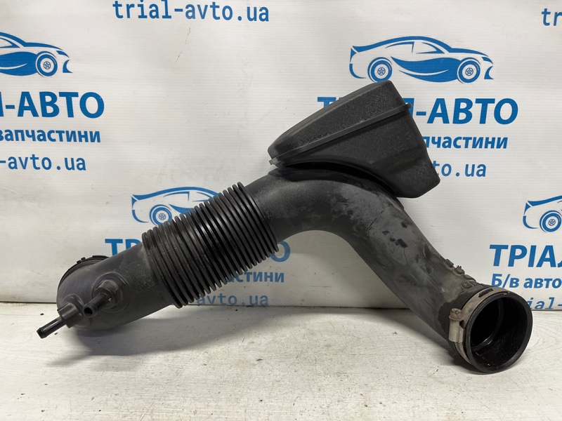 Запчасть патрубок воздушного фильтра Kia Sorento 2014-2020 UM 2.4 бензин G4KJ 28130C5100 Б/У Патрубок воздушного фильтра Kia Sorento 2014-2020 UM 2.4 бензин G4KJ 28130C5100 Б/У