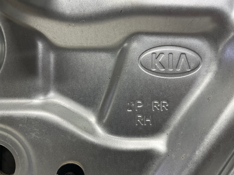 Стеклоподъемник задний правый Sorento 2009-2021 XM 2.4 бензин G4KJ Стеклоподъемник задний правый Sorento 2009-2021 XM 2.4 бензин G4KJ