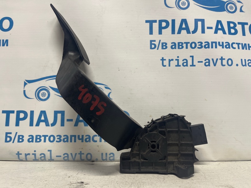 Запчасть педаль газа Jeep Cherokee 2013-2019 KL 2.4 бензин ED6 4581652AC Б/У Педаль газа Jeep Cherokee 2013-2019 KL 2.4 бензин ED6 4581652AC Б/У