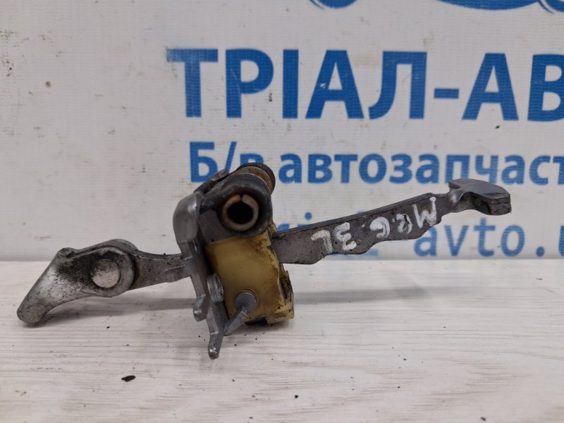 Запчасть ограничитель двери задний левый Renault Megane 2008-2016 3 1.5 Diesel K9K 824306303R Б/У Ограничитель двери задний левый Renault Megane 2008-2016 3 1.5 Diesel K9K 824306303R Б/У