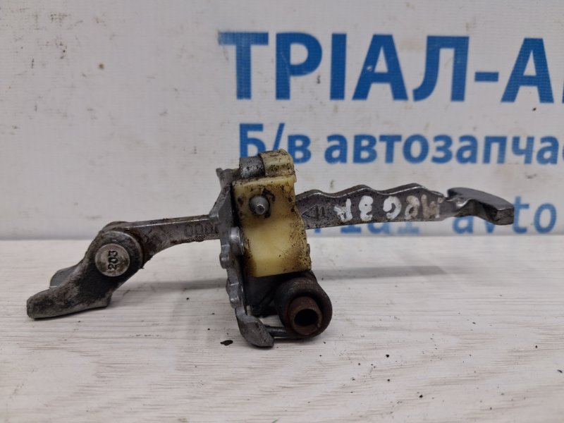 Запчасть ограничитель двери задний правый Renault Megane 2008-2016 3 1.5 Diesel K9K 824306303R Б/У Ограничитель двери задний правый Renault Megane 2008-2016 3 1.5 Diesel K9K 824306303R Б/У