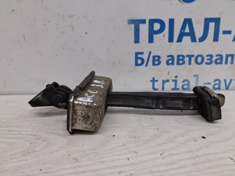 Запчасть ограничитель двери задний правый Honda Accord 2002-2008 CL K24A3 2.4 72840SEAE01 Б/У Ограничитель двери задний правый Honda Accord 2002-2008 CL K24A3 2.4 72840SEAE01 Б/У