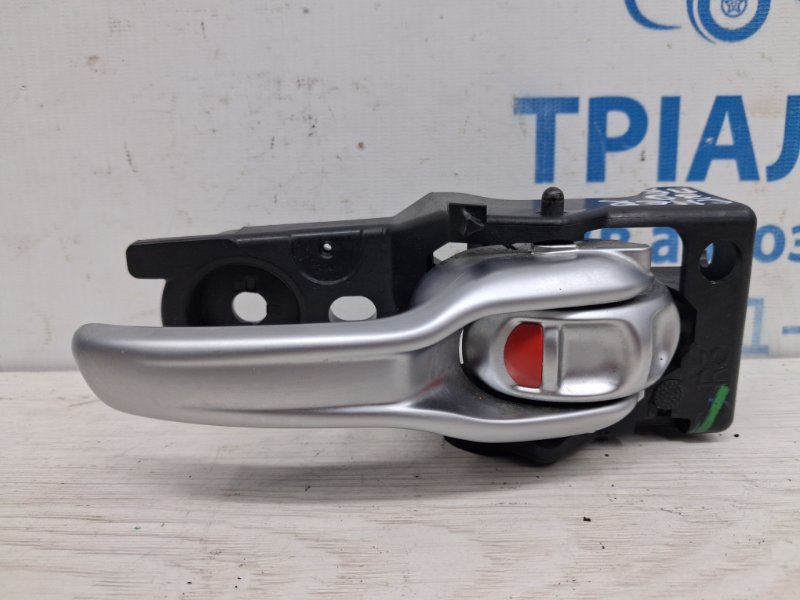 Запчасть ручка двери внутренняя правая Jeep Cherokee 2013-2019 KL 2.4 бензин ED6 68227250AA Б/У Ручка двери внутренняя правая Jeep Cherokee 2013-2019 KL 2.4 бензин ED6 68227250AA Б/У