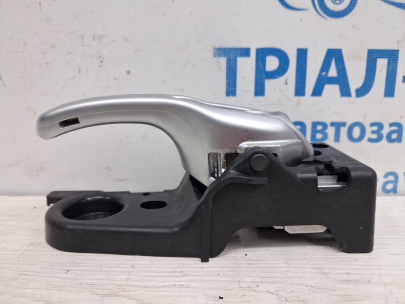 Ручка двери внутренняя правая Cherokee 2013-2019 KL 2.4 бензин ED6 Ручка двери внутренняя правая Cherokee 2013-2019 KL 2.4 бензин ED6